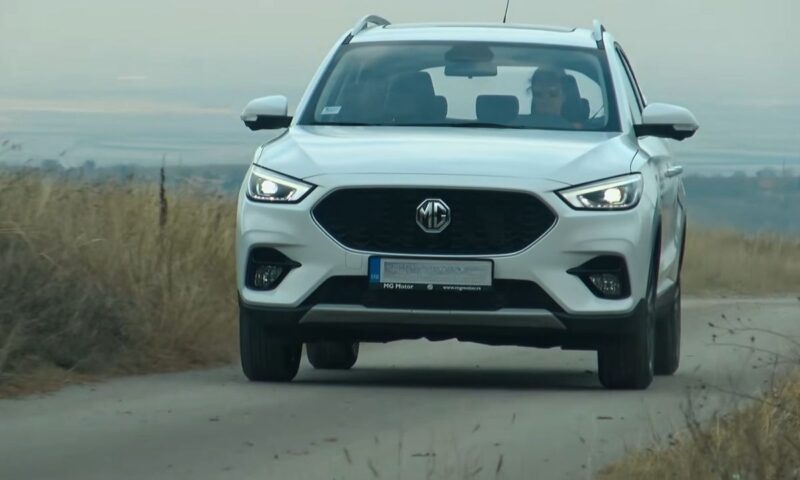 devojka vozi MG ZS beli automobil