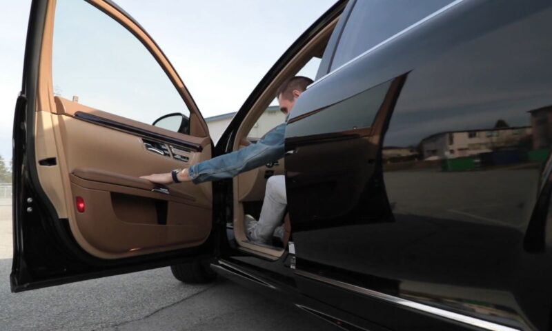 momak zatvara vrata od automobila