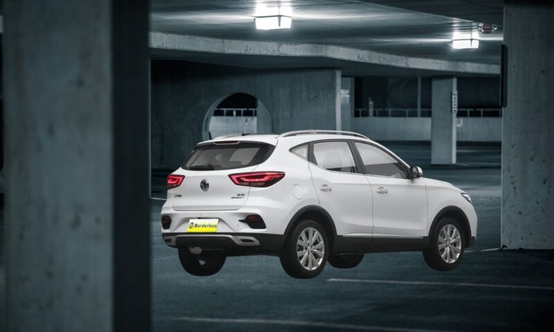 MG ZS vozilo bele boje u garaži